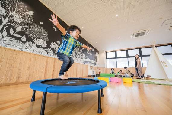 トランポリン